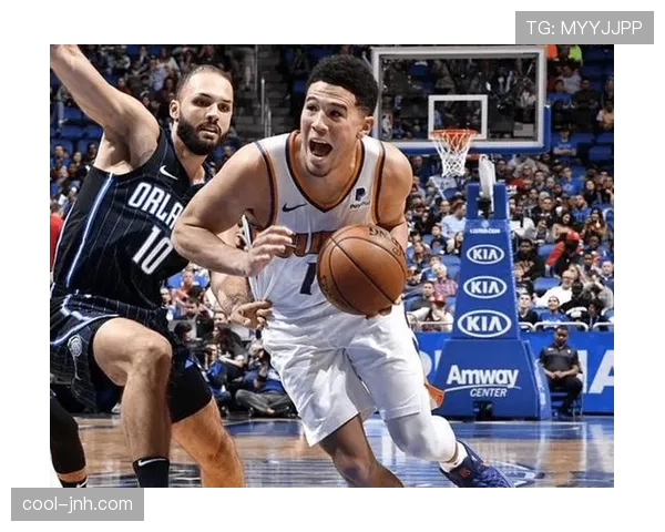 布克强化持球挡拆威胁利用高效中投持续提升关键时刻产出