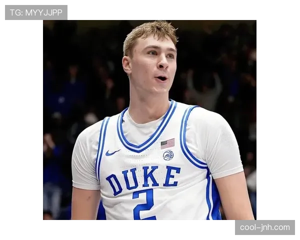 库珀·弗拉格换防封盖主导防线，压缩对位中锋空间